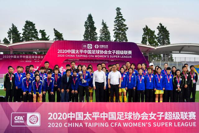 别拿3万块当笑话！放弃八位数转会费去商场赚底薪，徐杰实在清醒