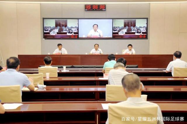 有爱瞬间！杰伦·格林来到动物园 与小老虎手拉手亲密互动